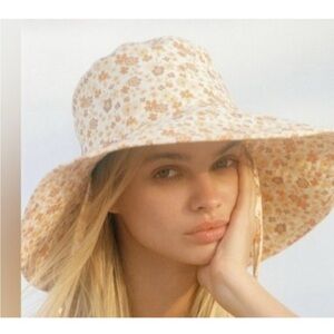 Lack of color holiday bucket hat in peach bloom